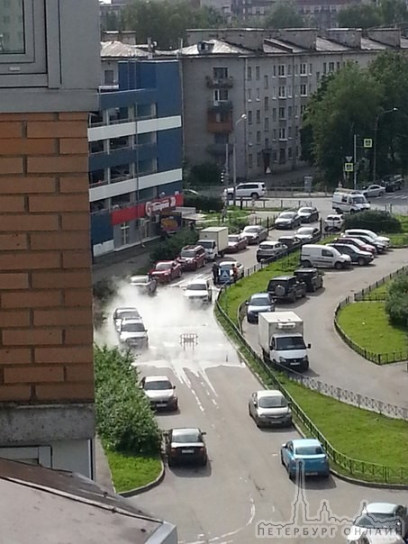 Прорыв трубы с горячей водой на ул.Беренга 23. Службы на месте.