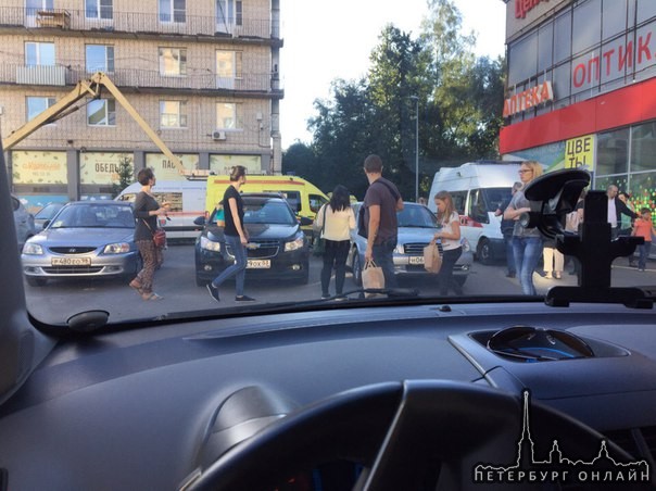 На Ленинском проспекте 120 упала вышка с 6 этажа, в корзине находилось двое рабочих. Все переломаны,...