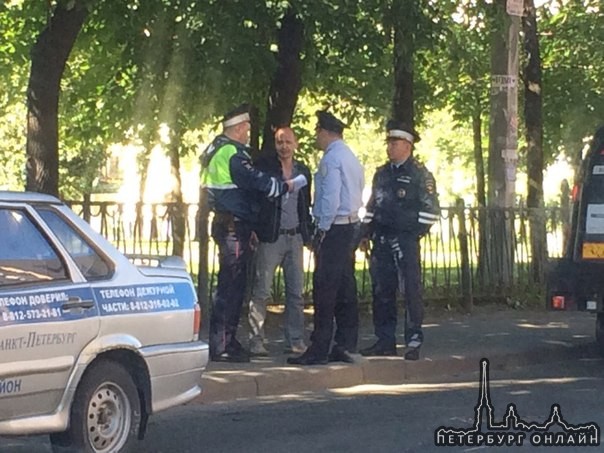 На пересечении обводного и старопетргофского , приус приехал в пика)