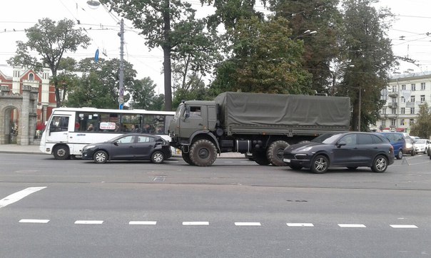 Военный Камаз чуть-чуть задел Renault напротив метро "Черная Речка"