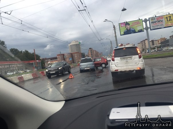 Сандеро не проскочил на Богатырском, напротив Юлмарта