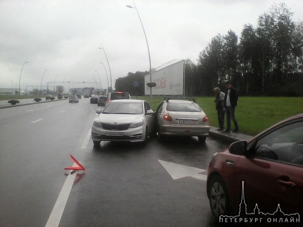 В Пулково КИА занесло в припаркованный автомобиль Peugeot!жертв и пострадавших нет!