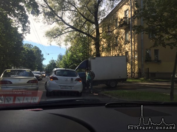 На Оскаленко при выезде со двора подбили Opel.объезд по встречке.Савушкина стоит из за них намертво...
