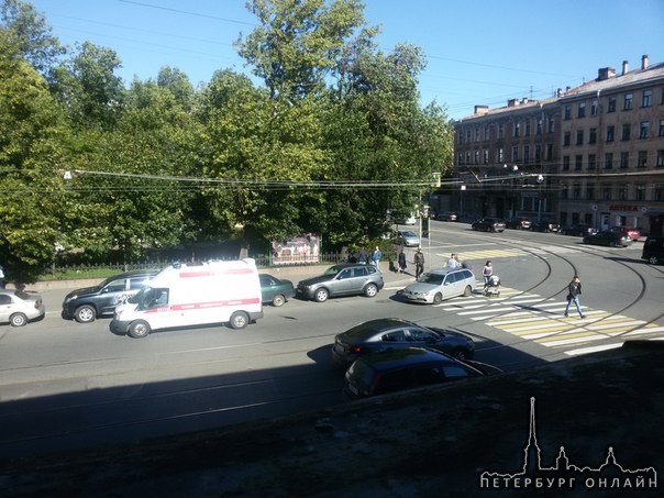 На Звенигородской водитель сбил девушку на пешеходном переходе. Девушка шла с ребенком на самокате.....