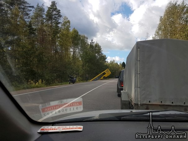 На А125 10-11 км до Приморского шоссе. Автобус съехал с дороги. Много машин стоит на аварийке.
