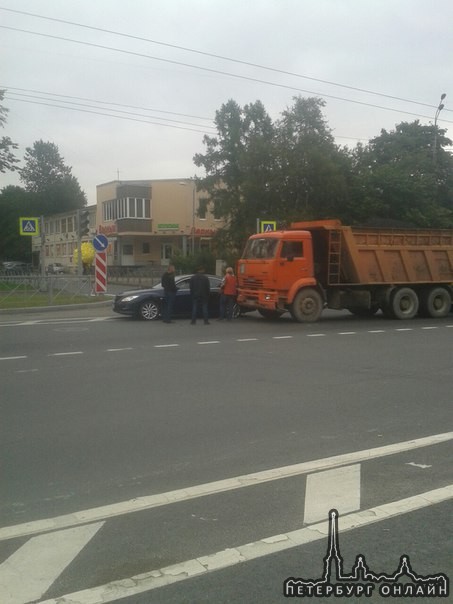 Камаз и Mazda встретились на пересечении Замшиной улицы и проспекта Мечникова. Стоят ждут)
