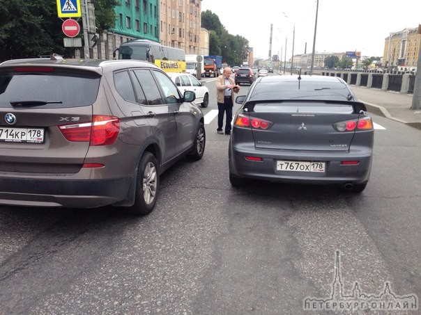 На перекрёстке Обводного и Измайловского в сторону Московского BMW не дал мне завершить проезд в пря...