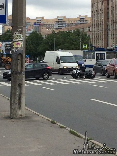 Сбили мотоциклиста на перекрёстке Непокоренных и Гражданского