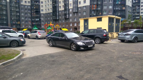 Вчера забрали Mercedes эвакуатором за кривую парковку с Русановской улицы, сегодня еще хуже поста...