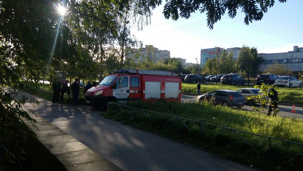 Авария на Крыленко д.45/1 и 43/1 не понятно что произошло , но машины,мотоцикл..сбили женщину с ребе...