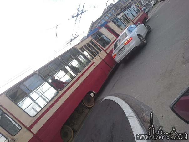 На пересечении Маршала Жукова и Кронштадтской в 17:30 ауди нашёл трамвай