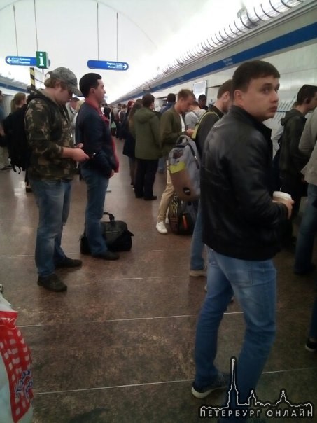 На станции метро Парк Победы все стоят, поезда ездят с большим интервалом