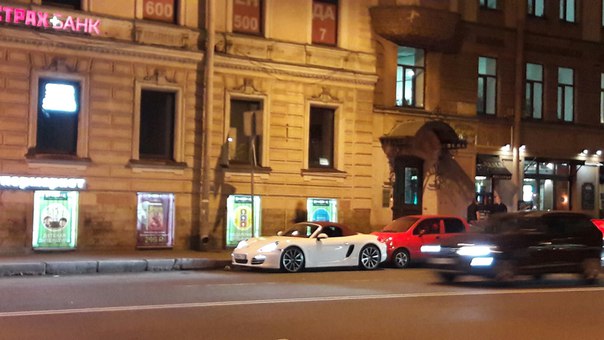 На углу Большого П.С. и другой улицы. Парень на Porsche рывками по пол метра парковался. Вживую это вы...