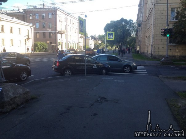 На улице Савушкина притерлись друг к другу, намечается пробка на 8:58