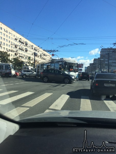 ДТП на перекресток Ленинского и Зины Портновой. Плотно. Актуально на 11:30.