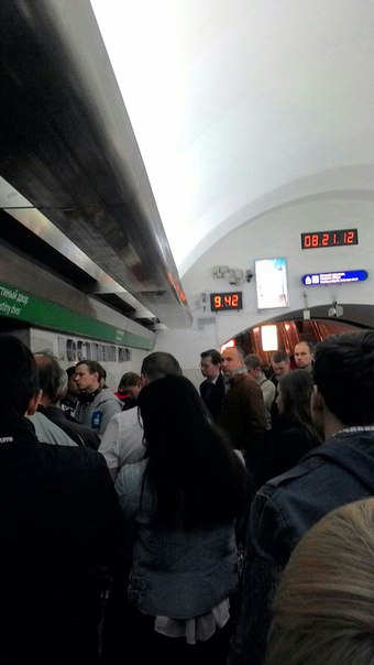 На станцию метро Гостинный двор,в сторону Приморской поезда приходят с увеличенным интервалом!Соотве...