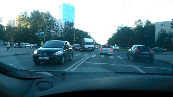 ДТП на Краснопутиловской улице в сторону площади Победы. Служб нет.