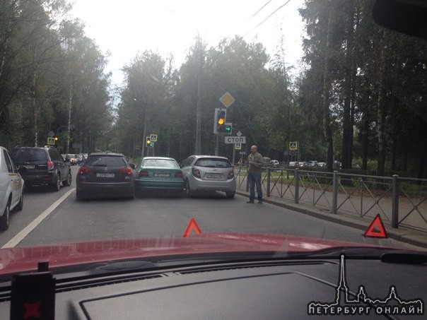 Сообразили на троих в Павловске у перекрестка Детскосельской и Садовой, пробка, служб нет.