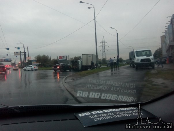 На пересечение Петергофского шоссе и Маршала Жукова Солярис завалил ГАЗель фургон, которая задела пр...