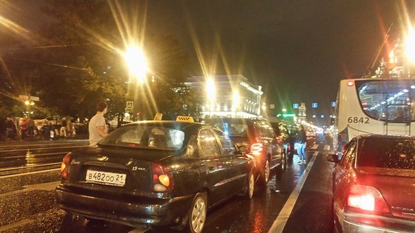 ДТП в 20:55 на Невском пр. Средний ряд 4 машины в сторону дворцового, у Екатерининского парка