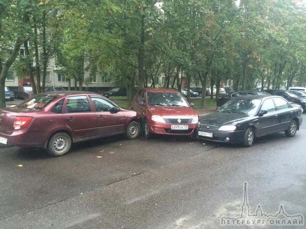 Ночью пьяный водитель на спектре повредил 4 автомобиля во дворе дома по улице Генерала Симоняка
