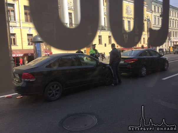 Трое на Невском проспекте, за перекрёстком с Литейным. Пробки нет, службы есть