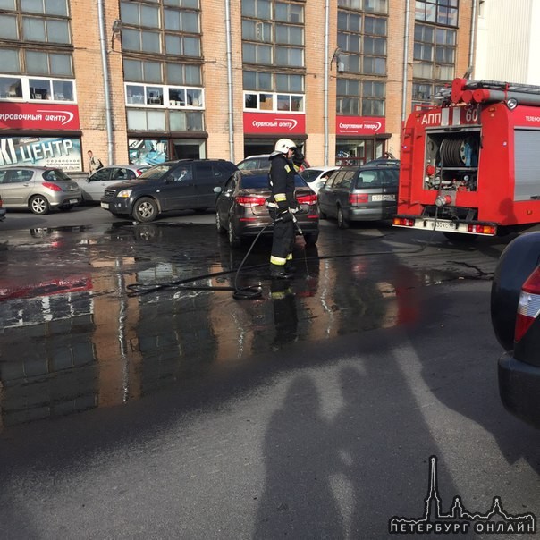 на парковке 'Максидома' на Гражданском из машины вылился бензин,пожарные здесь.