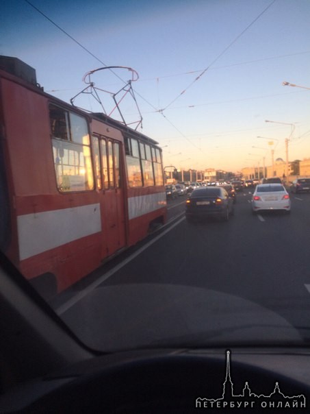 ДТП на мосту Александра Невского пробка огромная' не движется. Перекрыли движение трамвайный путей!!
