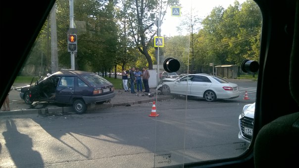 Ижода и Mercedes приуныли на тротуаре после столкновения на Проспекте Юрия Гагарина, поворот на ул Ф...
