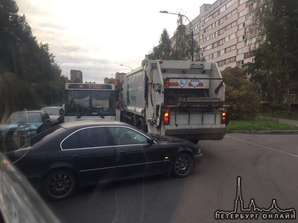 BMW остановила работу мусоровоза и движение на перекрёстке Тимуровской и Ольги Форш,