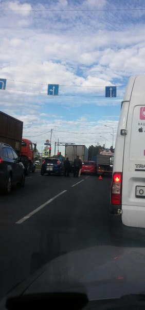 Opel зажали на повороте с Шафировского на Меншиковский . Движение затруднено, служб нет