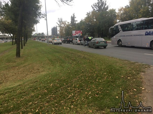 Паровоз из четырёх машин на Пулковском шоссе перед дунайским в сторону города. 3 ряд. ДРС приехал.