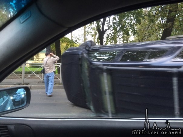 ДТП на каменноостровском пр-кт. Два паркетника, один на боку пробочка растёт!актуально на 7:42!