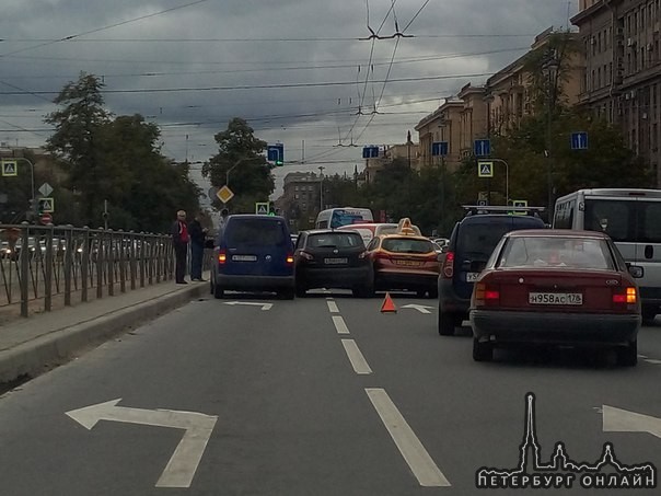 Авария в три ряда на московском пр у метро электросила