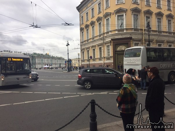 Слепошара заблокировал перекрёсток на Невском )))) будет пробка из троллейбусов