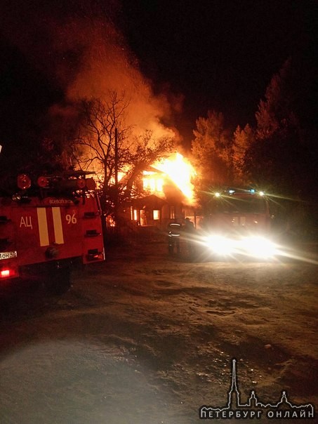 Во Всеволожске на Октябрьском пр.горит заброшенный дом.