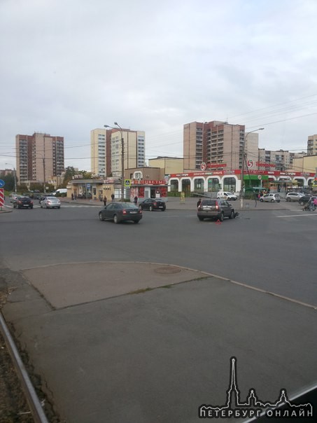 Cruze оторвал Хонде ЦР-В бампер на перекрестке Бухарестской и Гашека