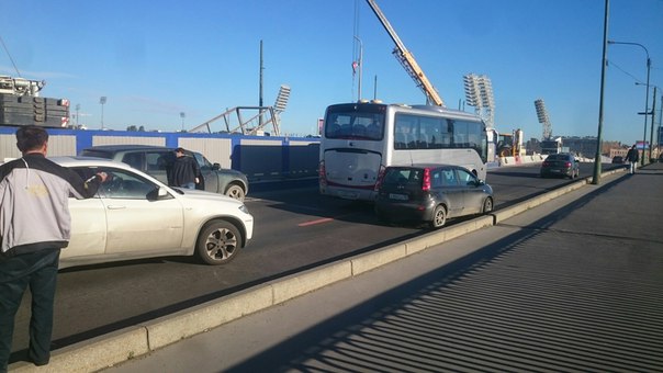 Тучков мост перекрыли автобус и легковушка, транспорту не проехать, на Ваське начинается адский треш