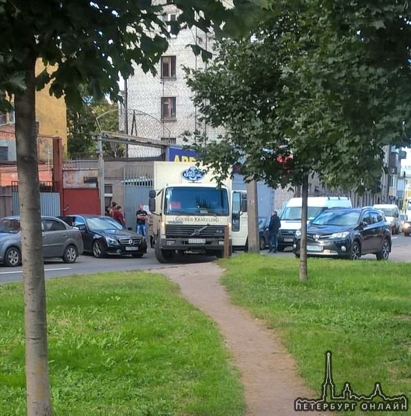 На Циолковского 9. Грузовичок выезжая со двора задел мерс, дорога в сторону Обводного перекрыта.