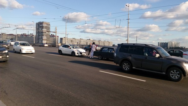 На Володарском мосту, с Народной на Ивановскую. 2 автоледи и сразу за что ими три машины. Левый ряд.