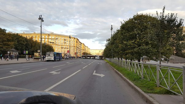 Автобус перекрыл все полосы перед Московским проспектом по Типанова.