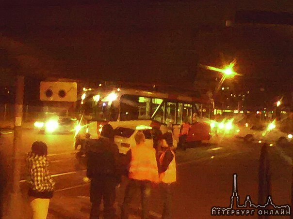 На перекрёстке Бухарестской улицы и Фучика трамвай не поделил дорогу с ВАЗ - "девяткой". Сорри за ка...