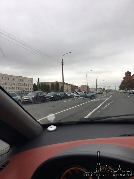 Гоночный ВАЗ 2112 потерял бампер на набережной Обводного канала у Старо-петергофского шоссе