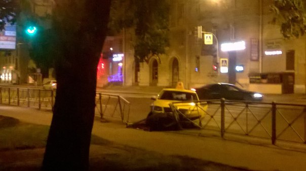 Яндекс такси сломало забор на Проспекте Энгельса