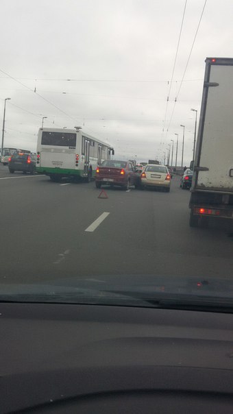 ДТП. Не поделили дорогу на Володарском мосту в сторону ул.Ивановской. средний ряд.