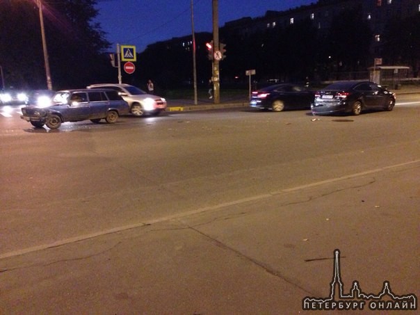 Отечественный автопром оторвал бампер иностранному на углу Ул. Бабушкина и бульвара красных зорь.