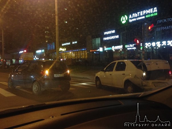 Hyundai, Logan и ГАЗелька столкнулись на Ленинском недалёко от пересечения с бульваром Новаторов. Слу...