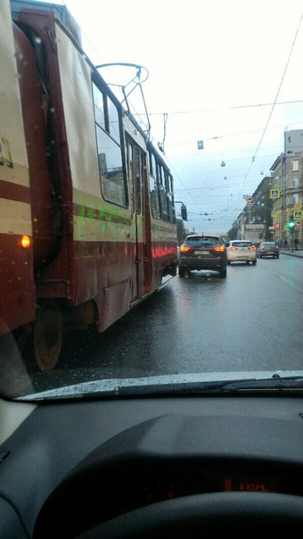 Qashqai и Солярис (перед трамваем) перед перекрестком Васи Алексеева и Маршала Говорова. Пробке быть.