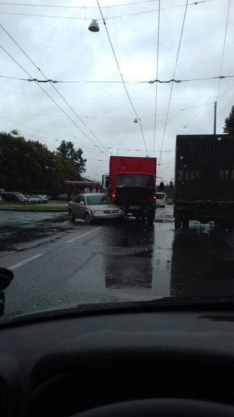 На Хрустальной улице возле АЗС ПТУ легковая попала под КАМАЗ