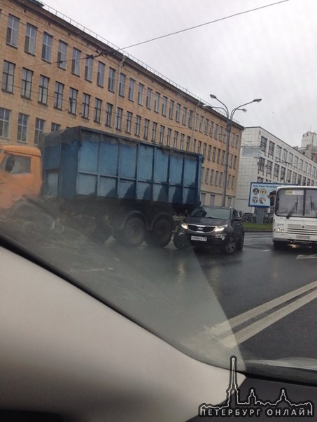 Перед Кантемировским мостом в сторону Петроградской. Свободна только левая полоса. Пробка есть
